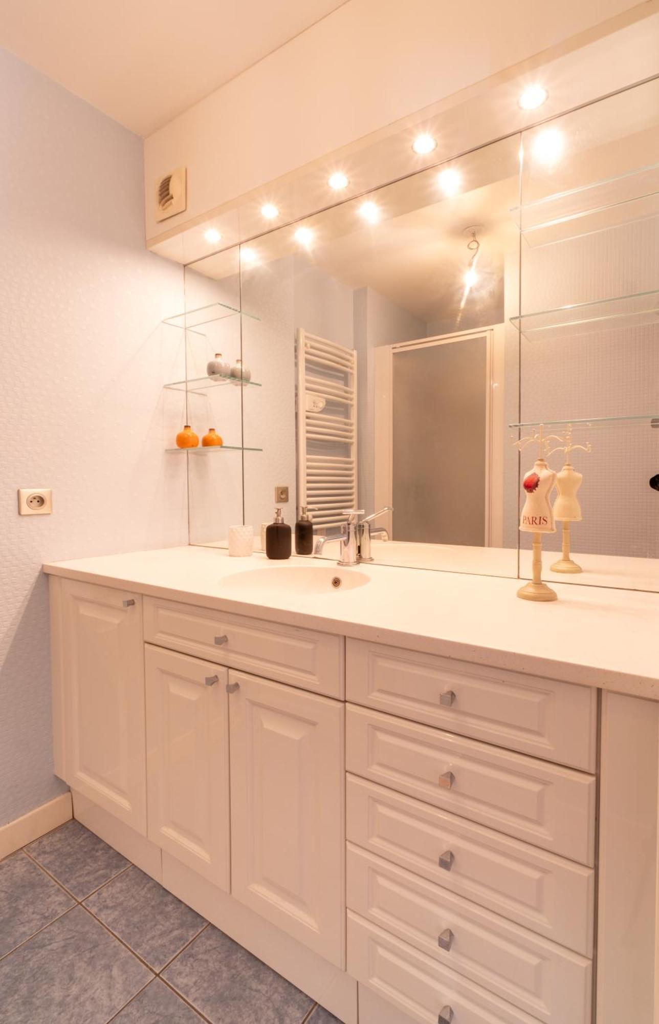 Apartment Emplacement Ideal, Garage Prive, Lumineux
